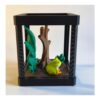Mini Terrarium met Roodoogmakikikker – Decoratieve Miniatuur Leefomgeving met Bijlage