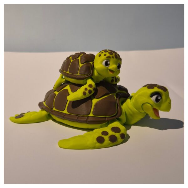 Terrarium met moeder zeeschildpad en kind