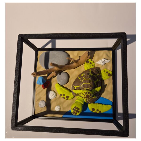 Terrarium met moeder zeeschildpad en kind