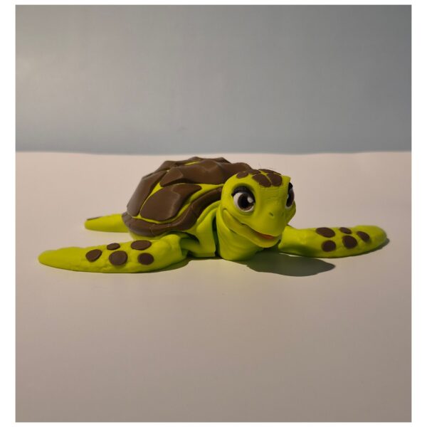 Terrarium met moeder zeeschildpad en kind