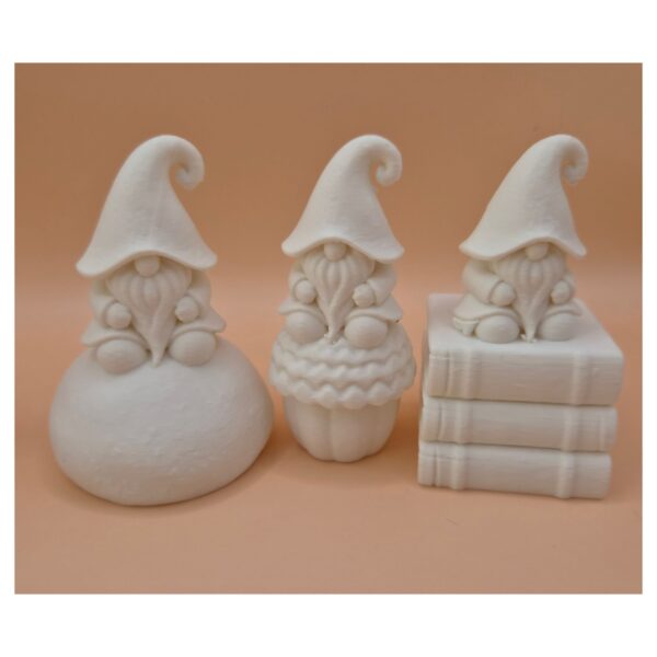 Gnomes zittend op een leuk voorwerp (3) Boskabouters zittend op bijzondere plekjes – Set van 7 Decoratieve Kabouters